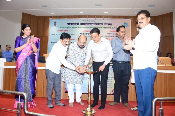 बॅनरवर नाही तर जमिनीवर विकास दिसला पाहिजे; गावच्या विकासासाठी एक व्हा – पालकमंत्री गुलाबराव पाटील