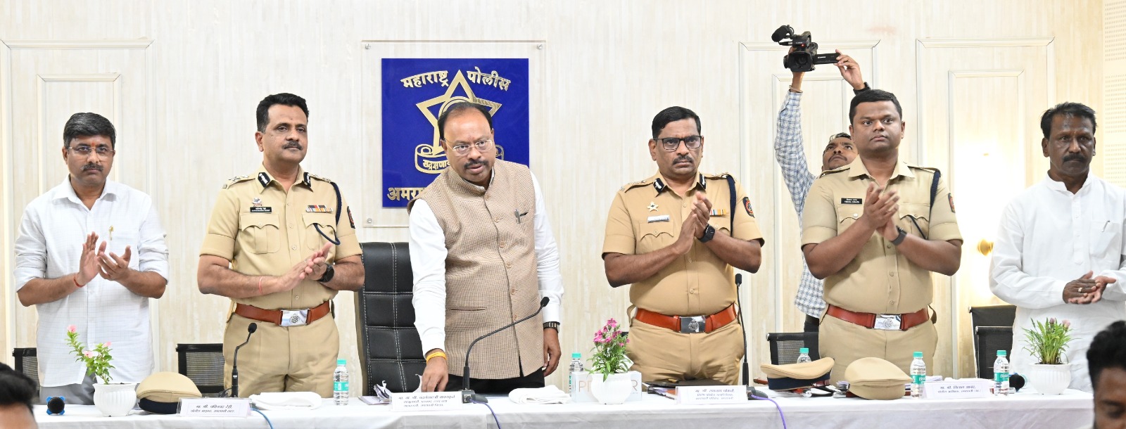 शासनाची सकारात्मक प्रतिमा निर्माण करावी – पालकमंत्री चंद्रशेखर बावनकुळे