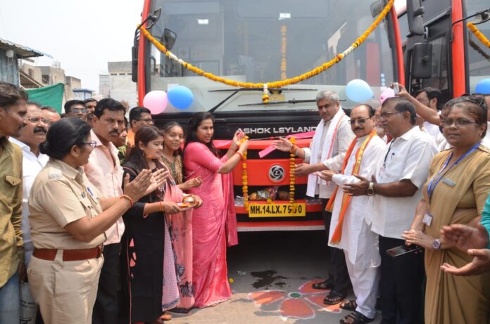 अत्याधुनिक एसटी बसेसचे पालकमंत्री मेघना बोर्डीकर यांच्या हस्ते लोकार्पण
